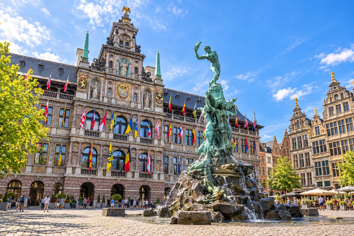 Grote Markt: stadhuis en Brabofontein in Antwerpen.