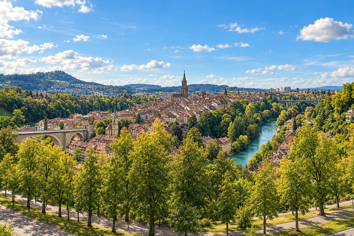 Oude stad en Aarebocht vanaf Rosengarten in Bern.