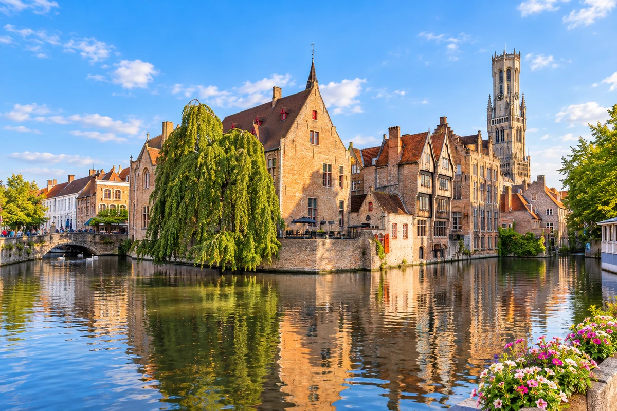 Rozenhoedkaai en Belfort in Brugge.