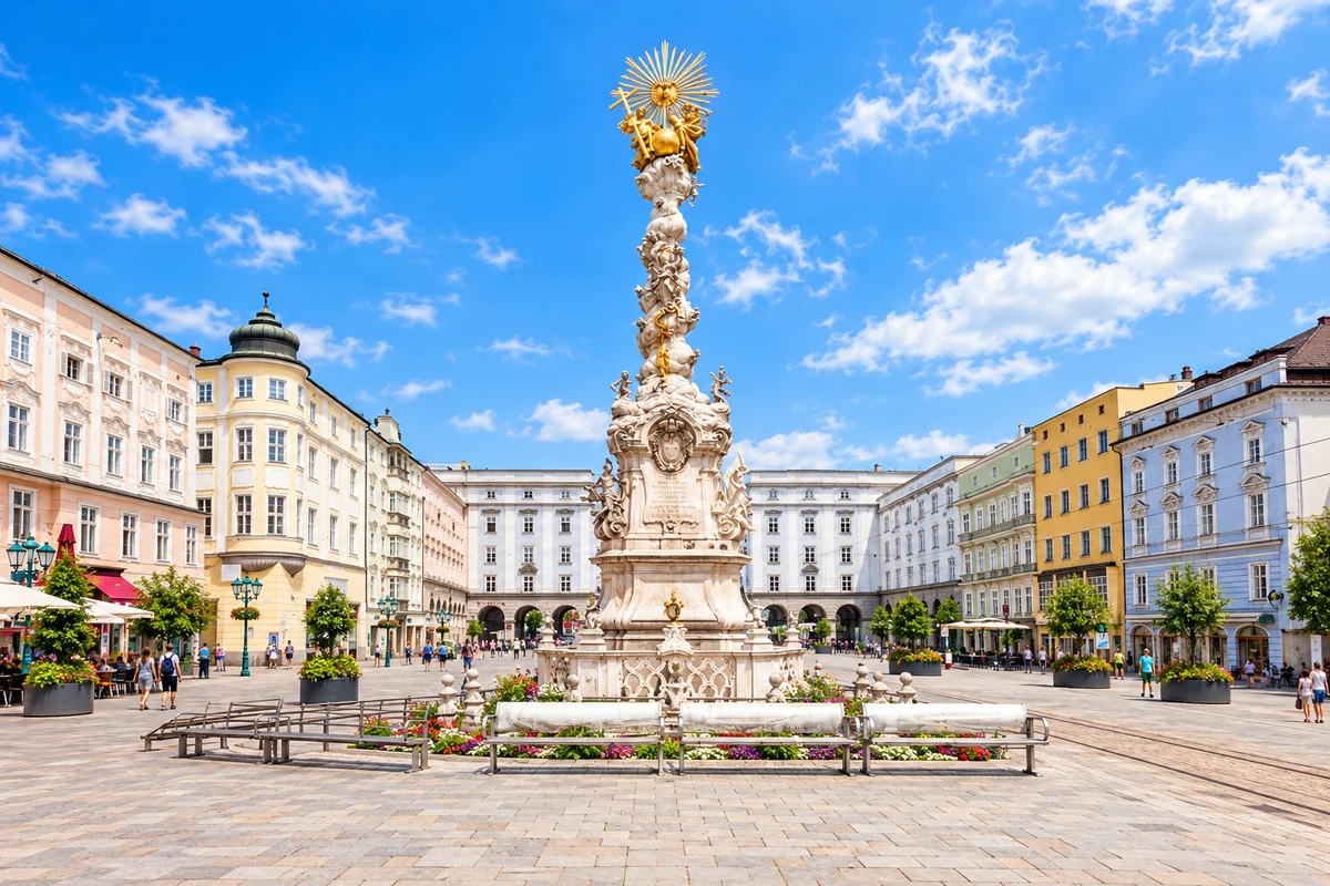 Hauptplatz en Dreifaltigkeitssäule in Linz.