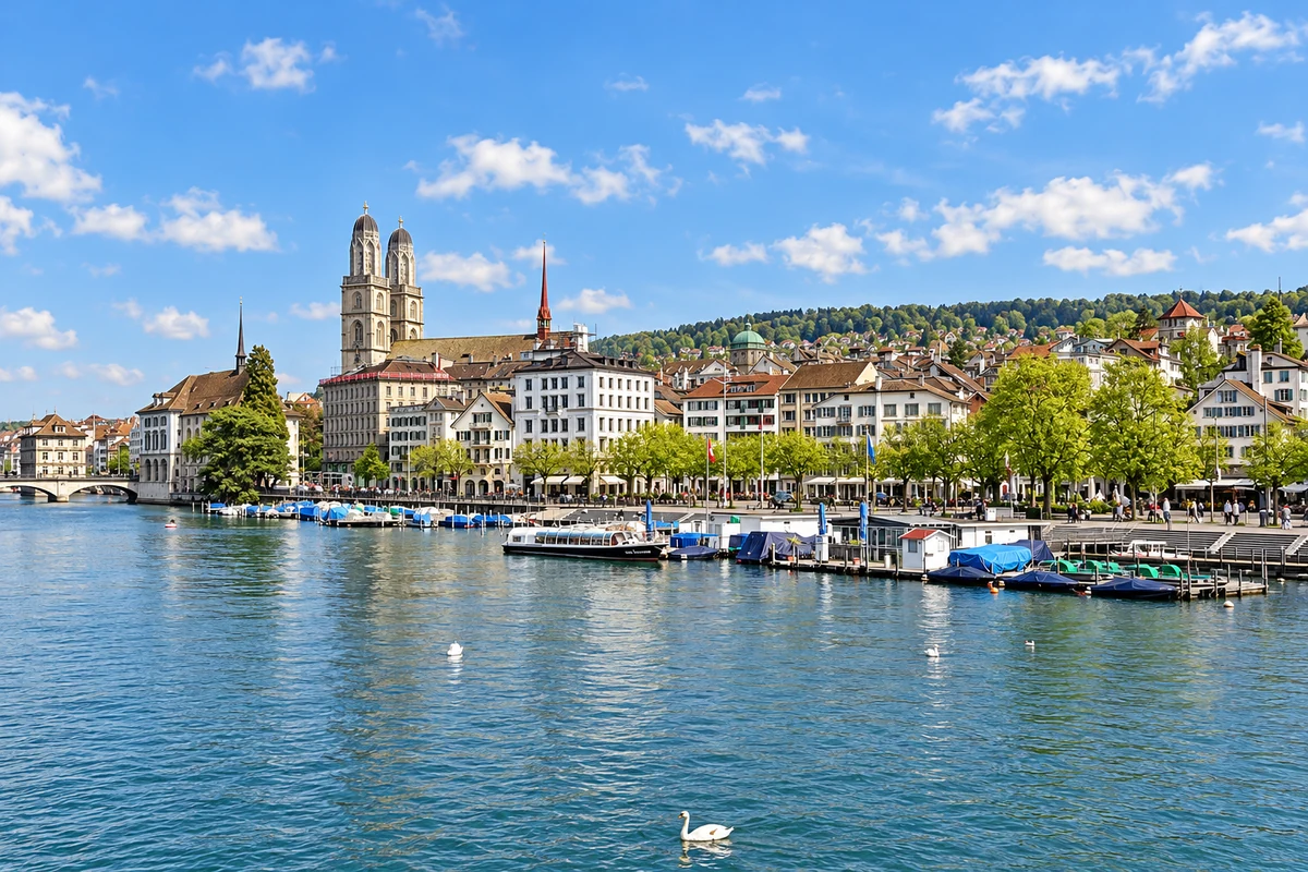 Limmat en Grossmünster in Zürich.